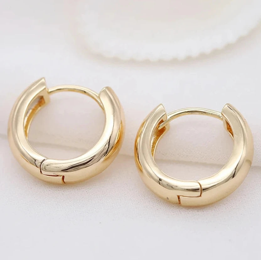 Classic Gold Huggie Hoop Earrings – Minimalist Everyday Jewelry